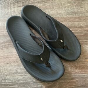Nike — women’s celso black flip flops